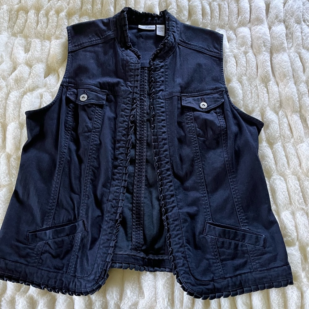 Chico’s Platinum cotton/spandex ruffled vest❣️